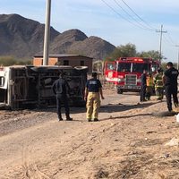 Camioneta vuelca en carretera de Hermosillo; hay un jornalero muerto