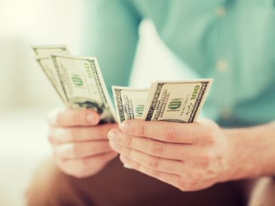 Necesitás una moneda y un espejo: prepará este ritual para atraer mucho dinero en tu vida