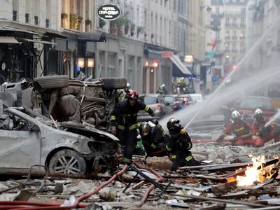 Duro enfrentamiento en una protesta entre bomberos y policías en Francia