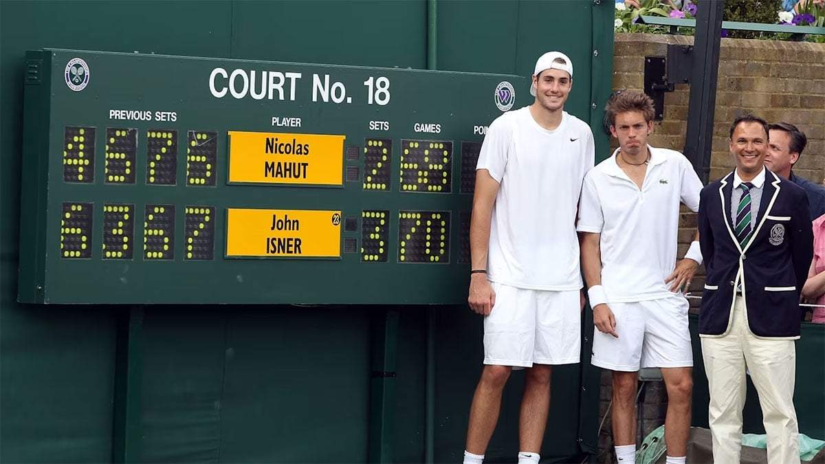 Isner, Mahut y el árbitro en un partido de 3 días.