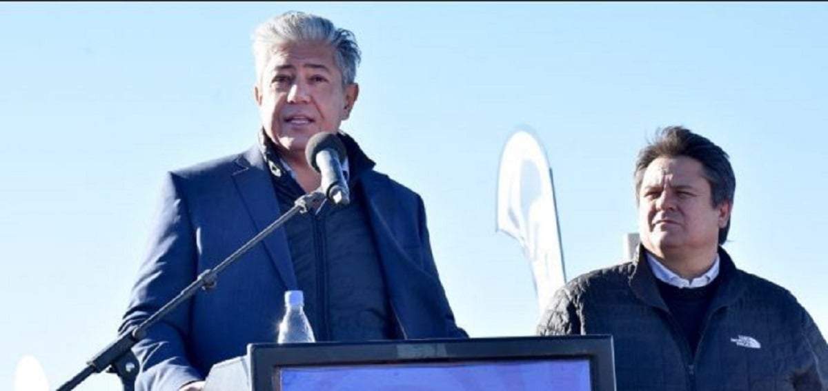 El gobernador, Rolando Figueroa y el intendente, Mariano Gaido, en la entrega de lotes con servicios. Fuente: (Gobierno de Neuquén)
