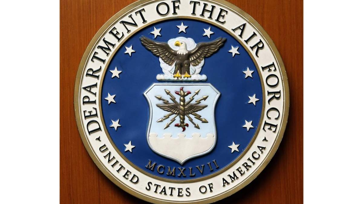 Fuerza Aérea de EU negará pago de jubilación a militares transgénero que sean separados del servicio