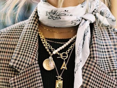Cómo usar los accesorios de moda favoritos de muchas abuelas y que prometen pisar fuerte esta temporada