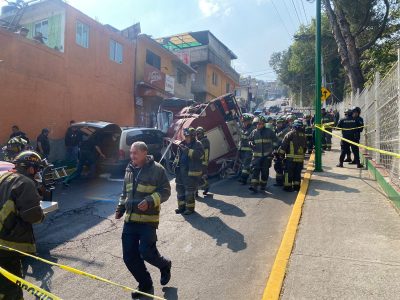 Volcadura de camión de bomberos deja cuatro lesionados en Magdalena Contreras