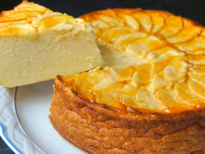 Sin ensuciar y con pocos ingredientes, hacé esta torta húmeda de manzana sin horno que es un manjar