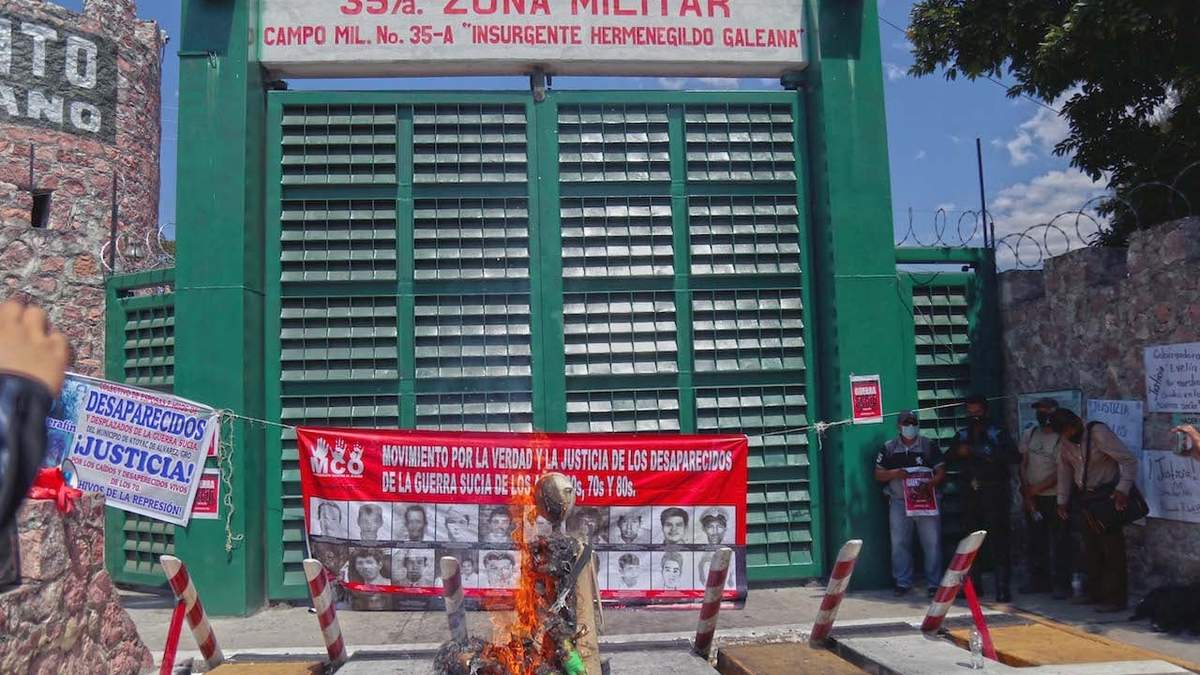 Integrantes de colectivos de víctimas de la Guerra Sucia en Guerrero protestaron afuera de las instalaciones de la 35 Zona Militar en Chilpancingo el pasado 20 de febrero