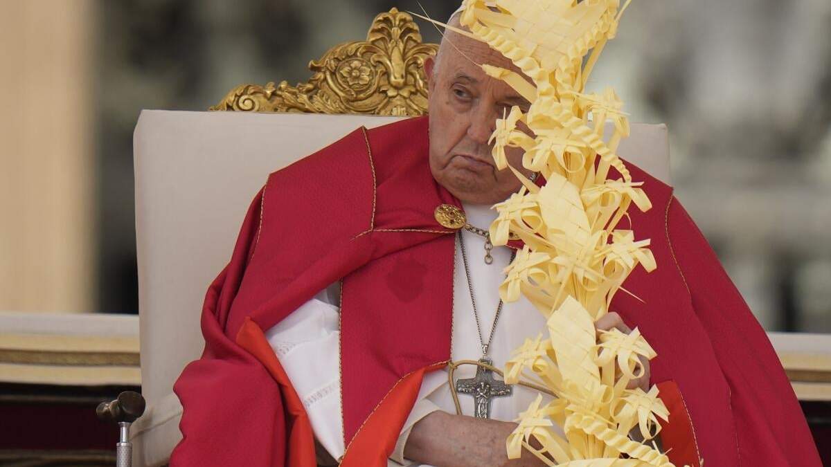 Francisco celebra la misa del Domingo de Ramos en la plaza de San Pedro del Vaticano