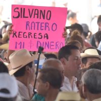 Tras gritos de '¡fuera, Silvano!” y golpeteo de la CNTE, AMLO promete que solucionará crisis magisterial