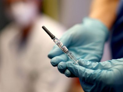 Científicos advierten sobre la desconfianza hacia la vacuna: peligra la inmunidad colectiva