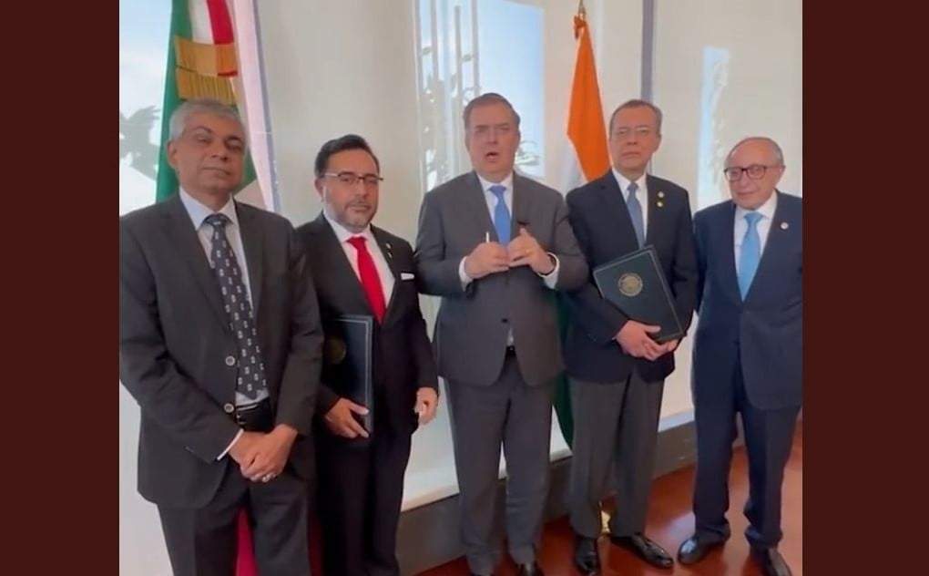 El canciller Marcelo Ebrard en la firma de un memorando de entendimiento con India para producir tratamiento contra el cáncer