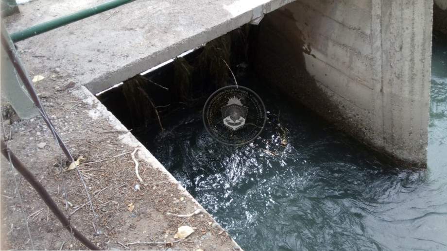La compuerta del canal Fuente: (Policía de Neuquén)