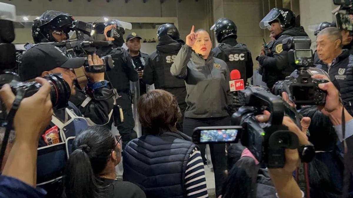 Sandra Cuevas, rodeada por policías la noche del jueves