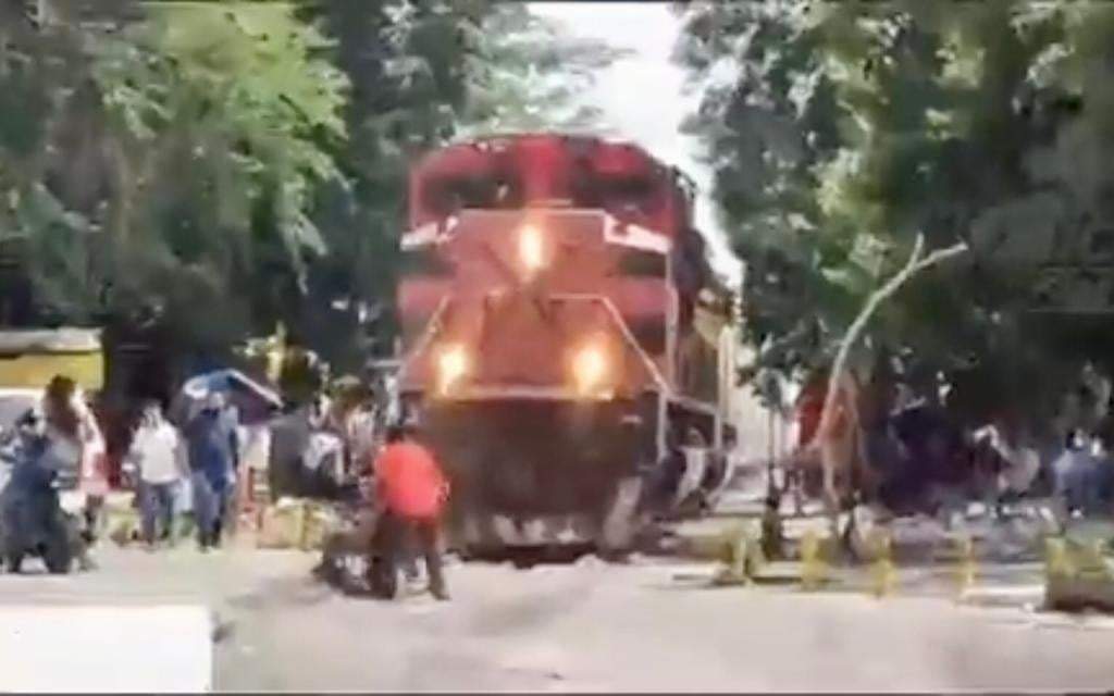 Un hombre en silla de ruedas queda varado en las vías del tren y es salvado por tres hombres