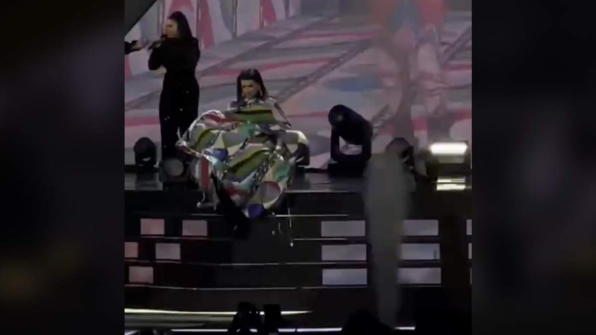 Laura Pausini en el momento previo a la caída