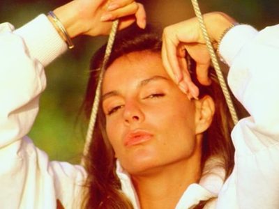 Con un estilo impecable y a sus 66 años, así está hoy Mónica Gonzaga, ícono de los 80