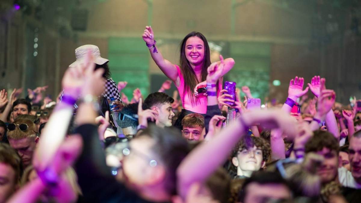 Cientos de personas festejan en un fiesta masiva en Liverpool, Inglaterra. Fuente: (Twitter)
