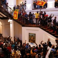 Crisis total en Sri Lanka: así fue el momento en que miles irrumpieron en la residencia presidencial