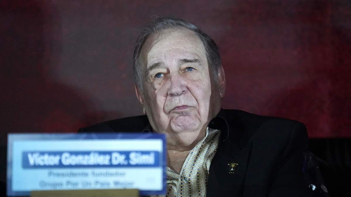 Conferencia encabezada por Víctor González Torres, dueño de la cadena Farmacias Similares