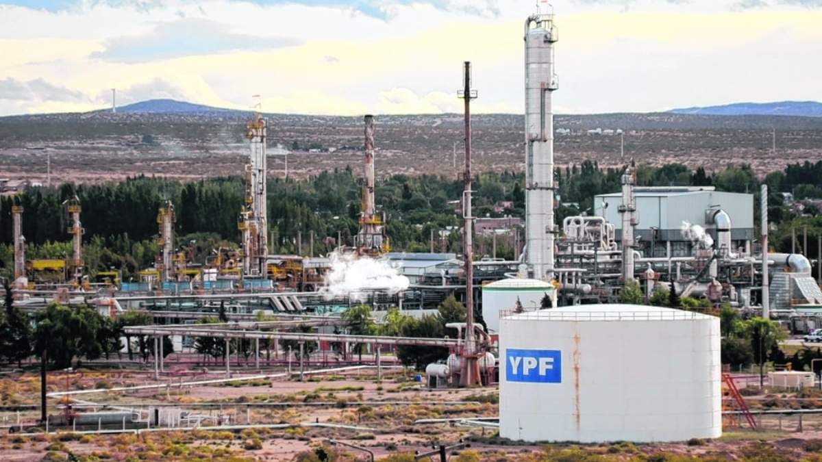 Parque Industrial petroquímico de Plaza Huincul. Fuente: (Diario Río Negro)