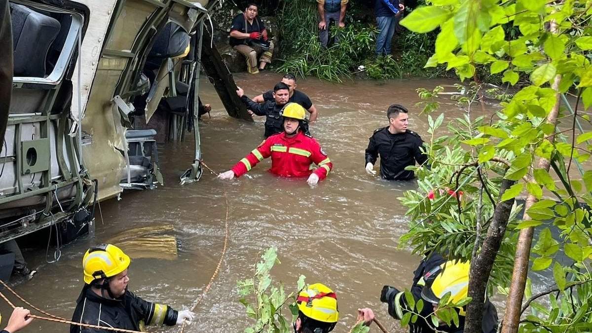 Las tareas de rescate de las personas demandaron mucha acción de bomberos, policías y personal de Defensa Civil.