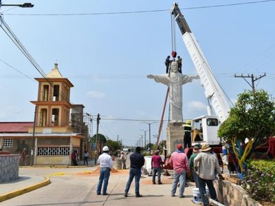 Municipio que prohibió morir por covid-19 instala un Cristo Redentor contra el coronavirus