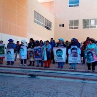 Padres de los 43 llevan su reclamo de justicia a la sede de la Fiscalía de Guerrero