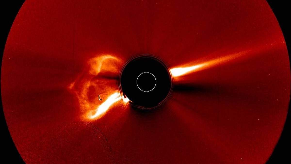 Las imágenes de la nave espacial STEREO-A de la NASA detectaron la CME en erupción desde la extremidad solar. Esta imagen del coronógrafo bloquea la superficie brillante del sol para revelar la corona del sol o la atmósfera exterior