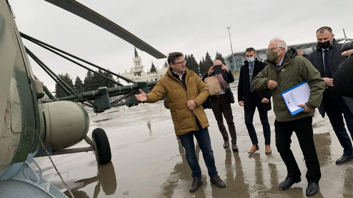 Dimitro Kuleba, ministro de Exteriores de Ucrania durante un recorrido en helicóptero en la región