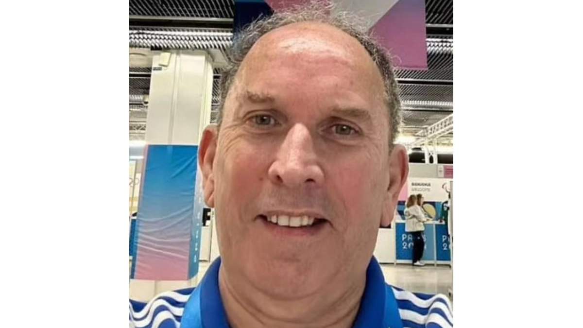 El comentarista deportivo Bob Ballard