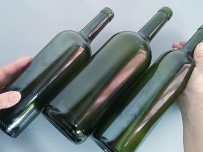 No tires la botella de vino vacía: con ella y un pedazo de madera, creá una mesa vintage con toda la onda para tu Living