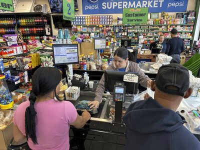 Aranceles de Trump suben la inflación en EU al 2.7%
