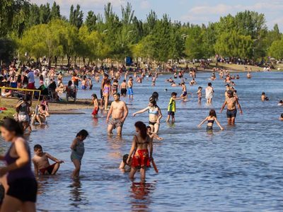 Neuquén fue la ciudad más calurosa del país el fin de semana y 180 mil personas acudieron a los balnearios