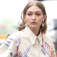 ¿¡Qué se hizo!? Gigi Hadid revolucionó la noche parisina con un look muy particular... ¡Impactante!