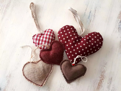 Si tenés retazos de tela, no los tires y hacé estos colgantes de corazones estilo boho para regalar el Día del Amigo
