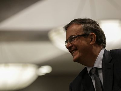 Equipo de Ebrard ignora la veda: difunde encuestas que lo favorecen