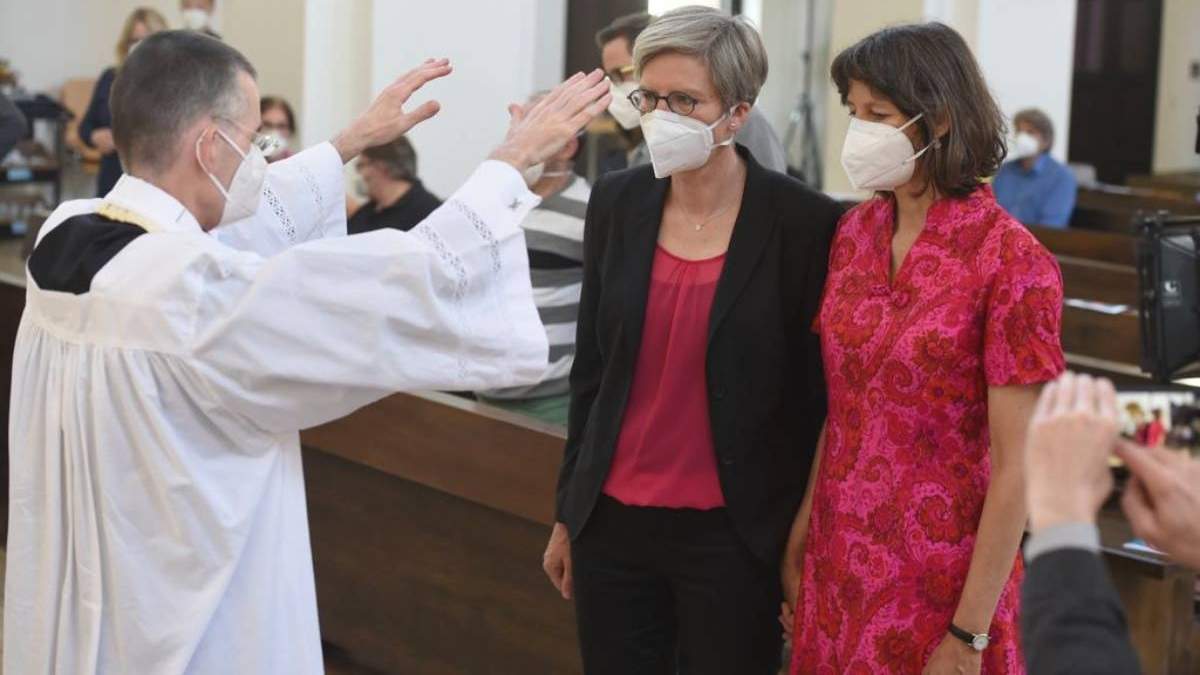 El vicario Wolfgang Rothe bendijo el domingo a la pareja formada por Christine Walter y Almut Muenster en la Iglesia de San Benito en Munich