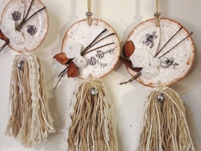Con las latas que ibas a tirar, y esta idea genial, hacé este colgante decorativo que llena de vida cualquier rincón
