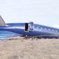 Azerbaiyán guarda luto por víctimas de accidente aéreo mientras crecen especulaciones sobre su causa