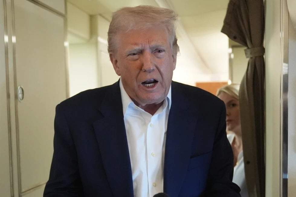 El presidente Donald Trump habla con los reporteros en el avión presidencial durante su vuelo de regreso a Washington, el domingo 4 de mayo de 2025, desde West Palm Beach, Florida.