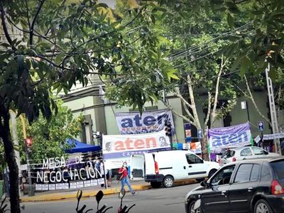 A la espera de una nueva oferta, ATEN para y acampa en Casa de Gobierno