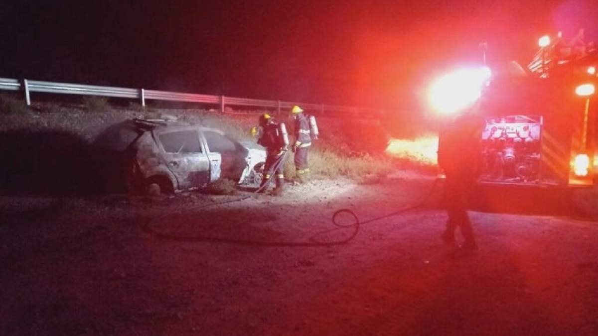 Bomberos y policías hallaron el vehículo, destruído por el fuego en la ruta del petróleo, N° 67. Fuente: (Centenario Digital)
