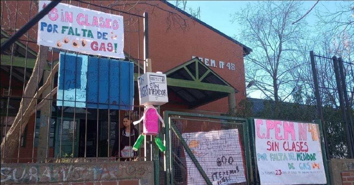 La comunidad educativa del CPEM 48 de Neuquén reclamó por deficiencias en el edificio escolar. Fuente: (Web la Voz)