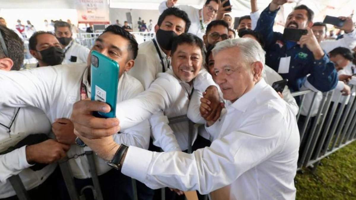 El presidente López Obrador con trabajadores de la CFE en Veracruz