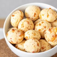 Bolitas de queso keto, con solo 3 ingredientes: ideales para acompañar tu próxima picada
