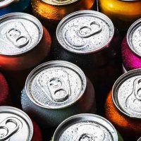 No tires las latas de gaseosa vacías: así podés crear estas mini macetas para tus suculentas