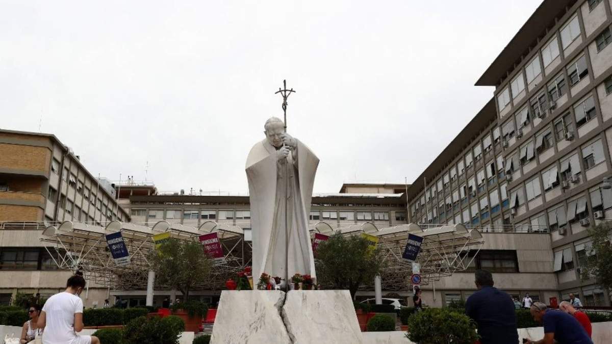 Ingreso del Hospital Gemelli de Roma donde el Papa se recupera de su cirugía
