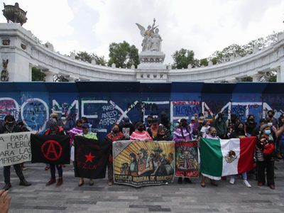 Gobierno de Oaxaca debe atender a triquis que se plantaron en avenida Juárez: Batres