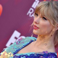 "¡Tesorito a la vista!" Taylor Swift se voltea y revela lo que hay debajo de tanta tela