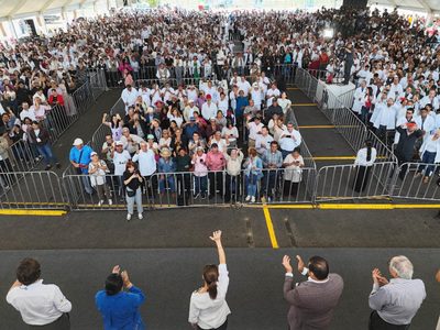 Sheinbaum inaugura ampliación de hospital entre protestas de trabajadores del IMSS-Bienestar