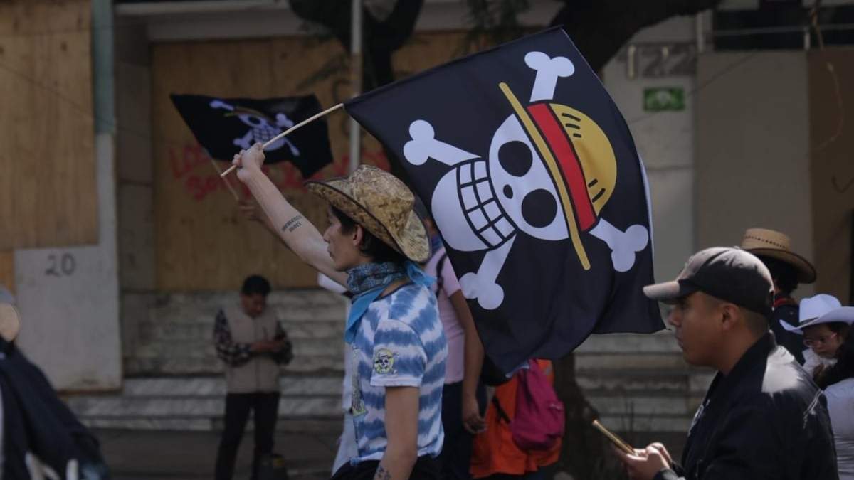 Un manifestante con una bandera del manga One Piece, tomado como estandarte para la marcha de la generación Z